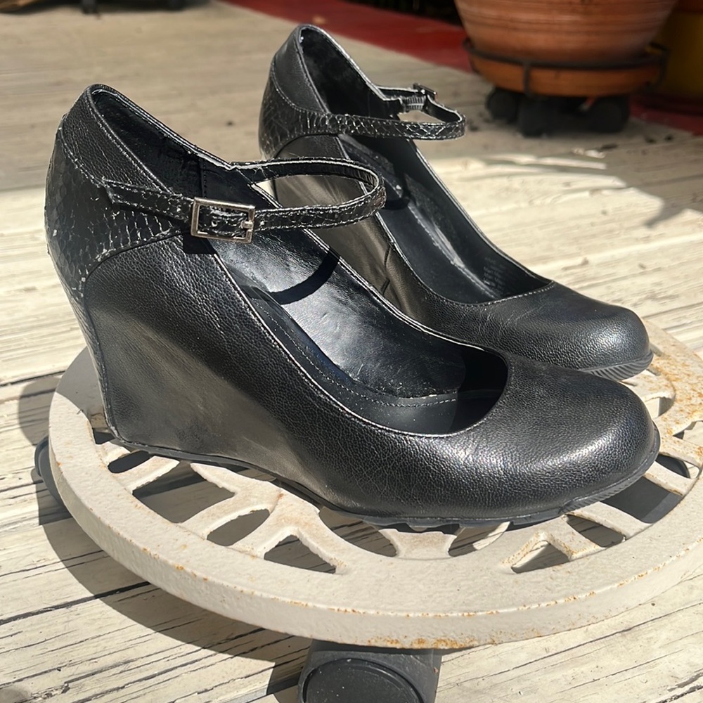 Kenneth Cole Reaction wedge heels